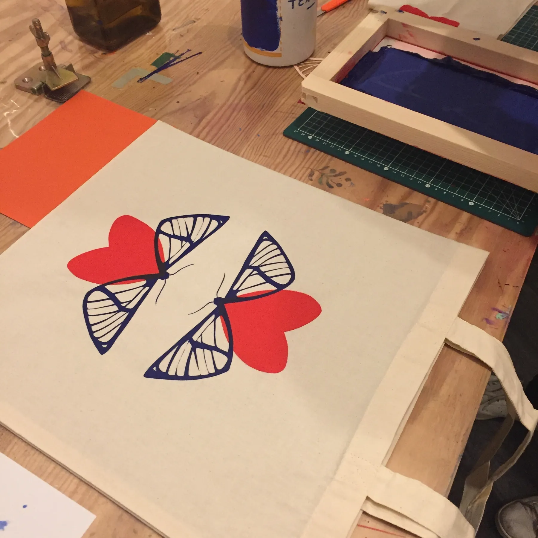 Inspirez votre équipe et sérigraphiez vos tote bags à l'aide de pochoirs, avec Coline - Image n°3 - Wecandoo