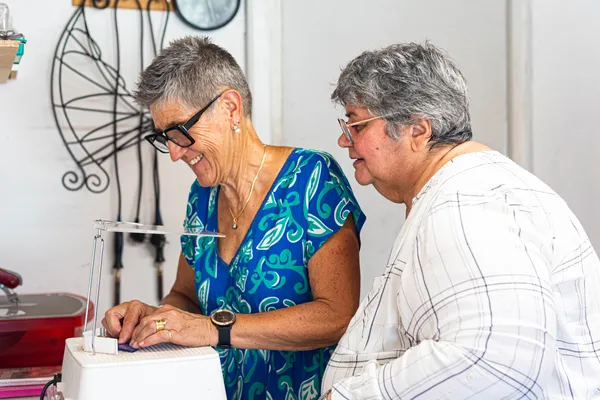 Découvrez l'art du vitrail avec Marie-Michèle - Image n°2 - Wecandoo