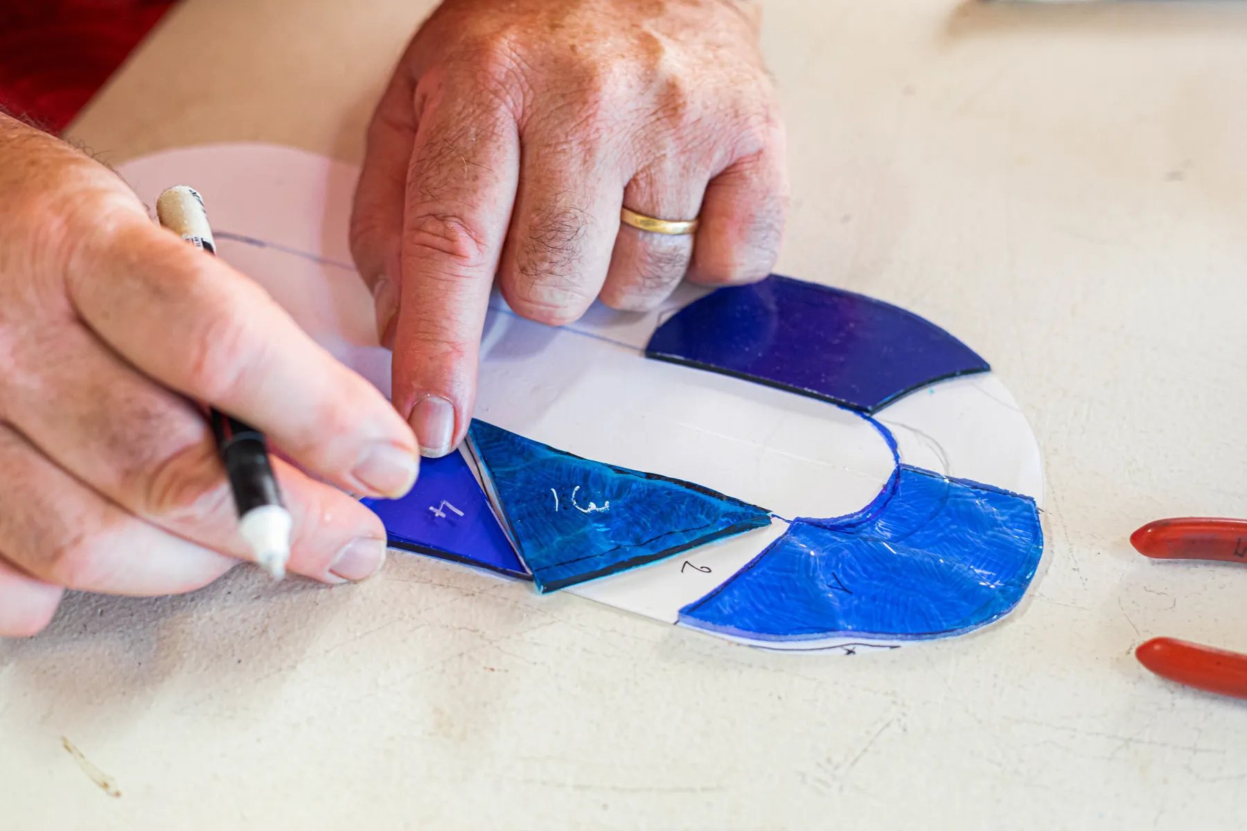 Initiez vous à l'art du vitrail sur une journée avec Marie-Michèle - Afbeelding nr. 3 - Wecandoo