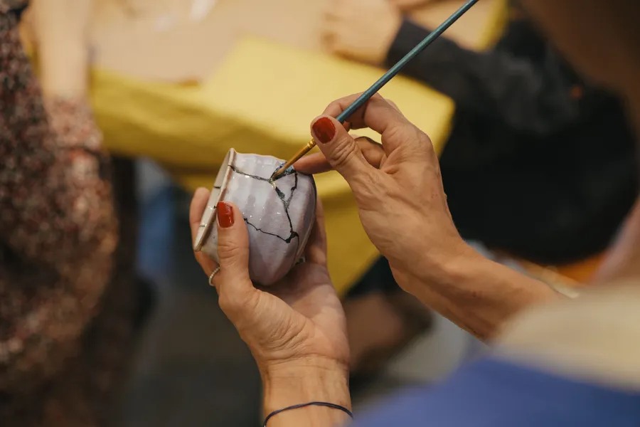 Initiez-vous à l'art du Kintsugi avec Samira - Image n°1 - Wecandoo