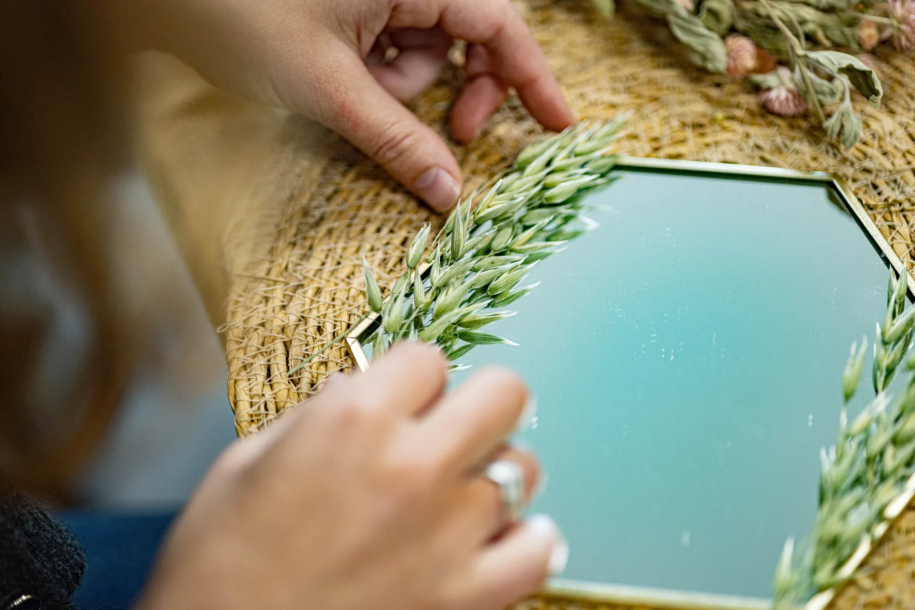 Réalisez votre miroir en fleurs séchées avec Christopher - Image n°1 - Wecandoo