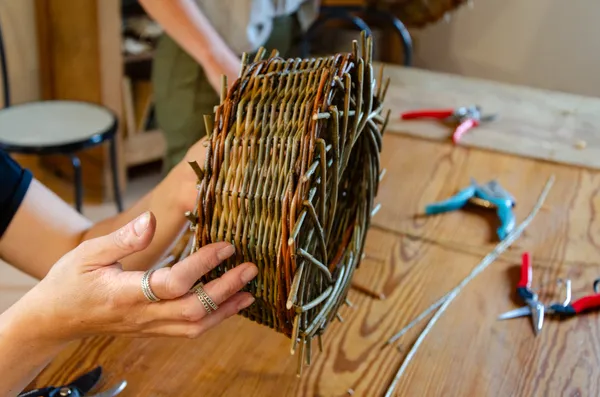 Réalisez votre mangeoire à oiseaux en vannerie avec Aline - Image n°2 - Wecandoo