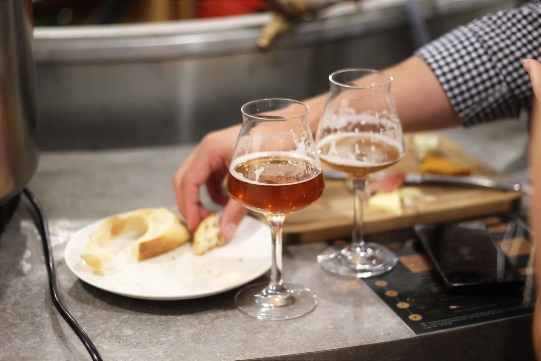 Réunissez votre équipe et dégustez d'authentiques bières artisanales avec La Beer Fabrique - Image n°1 - Wecandoo