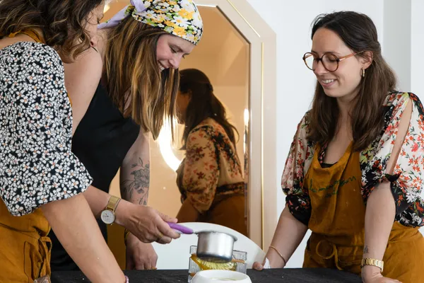 Enchantez votre équipe et réalisez chacun une bougie fleurie avec Emilie et Laura - Image n°2 - Wecandoo