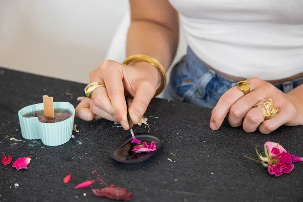 Rassemblez votre équipe et réalisez une bougie fleurie et suspension parfumée par personne avec Emilie et Laura - Image n°2 - Wecandoo