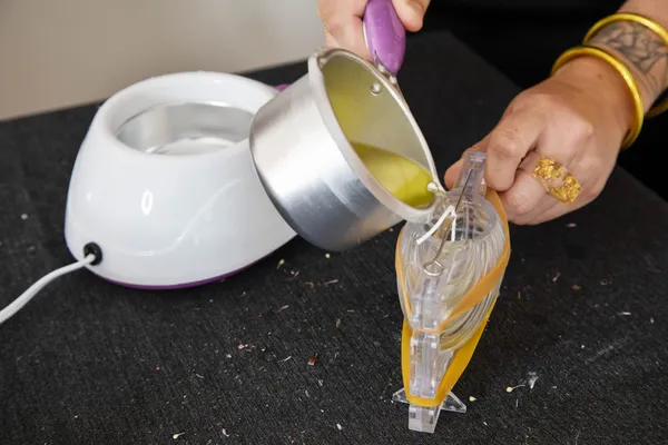 Rassemblez votre équipe et réalisez une bougie fleurie et suspension parfumée par personne avec Emilie et Laura - Image n°4 - Wecandoo