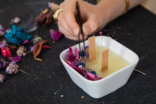 Rassemblez votre équipe et réalisez une bougie fleurie et suspension parfumée par personne avec Emilie et Laura - Image n°1 - Wecandoo
