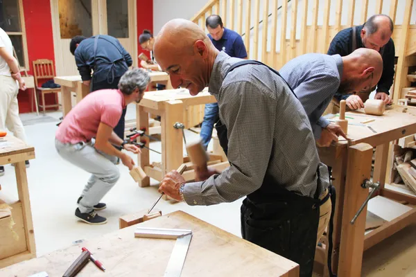 Enchantez votre équipe et sculptez chacun un tire-bouchon en bois avec Victor - Afbeelding nr. 3 - Wecandoo