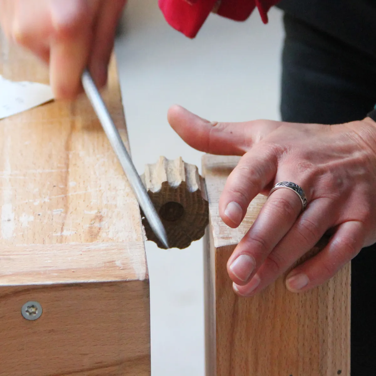 Sculptez un tire-bouchon en bois en groupe