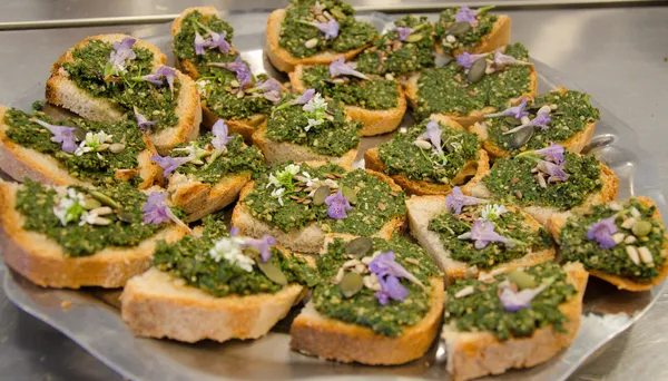 Rassemblez votre équipe et partez cueillir et cuisiner des plantes sauvages avec Morgane - Image n°2 - Wecandoo