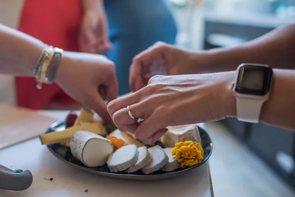 Rassemblez votre équipe et participez à  une expérience gourmande et ludique autour du fromage avec Charlotte - Image n°2 - Wecandoo