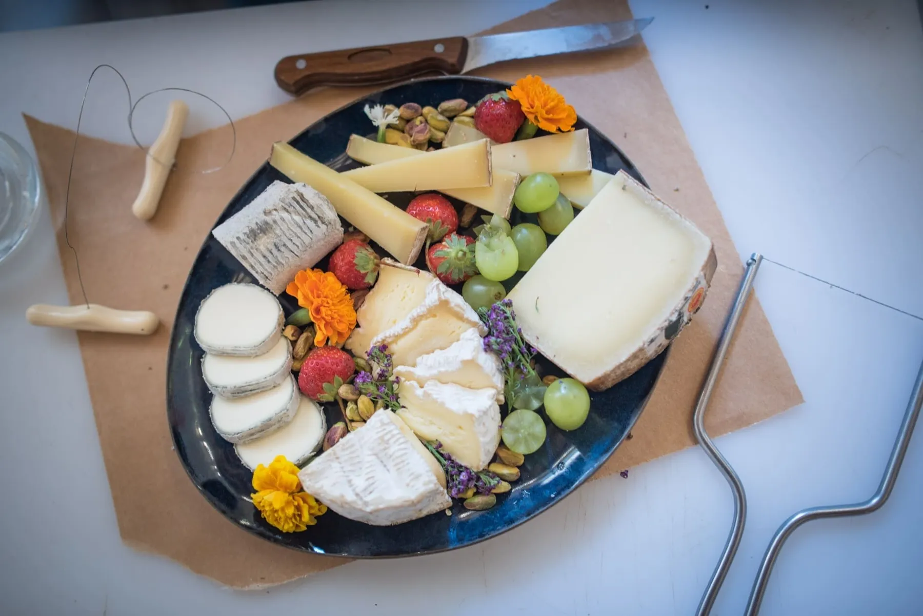 Rassemblez votre équipe et participez à une expérience gourmande et ludique autour du fromage avec Charlotte - Image n°4 - Wecandoo