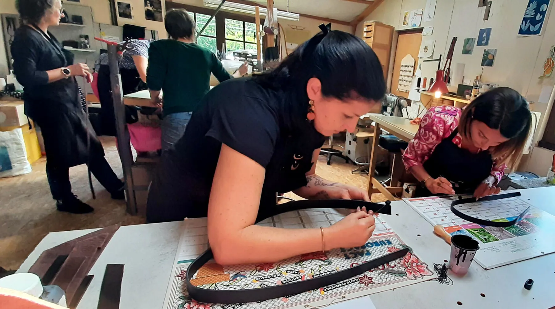 Découvrez le travail du cuir en équipe et fabriquez vos propres ceintures avec Anne - Image n°1 - Wecandoo