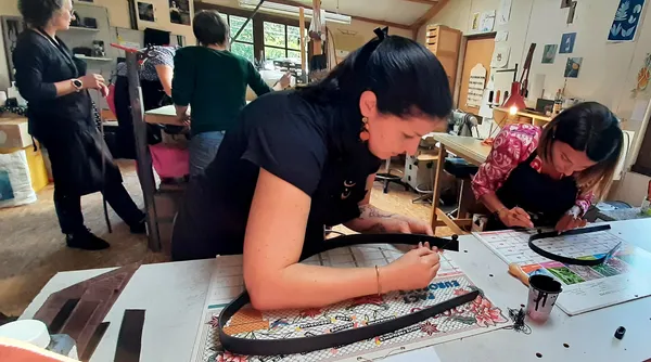 Découvrez le travail du cuir en équipe et fabriquez vos propres ceintures avec Anne - Image n°1 - Wecandoo