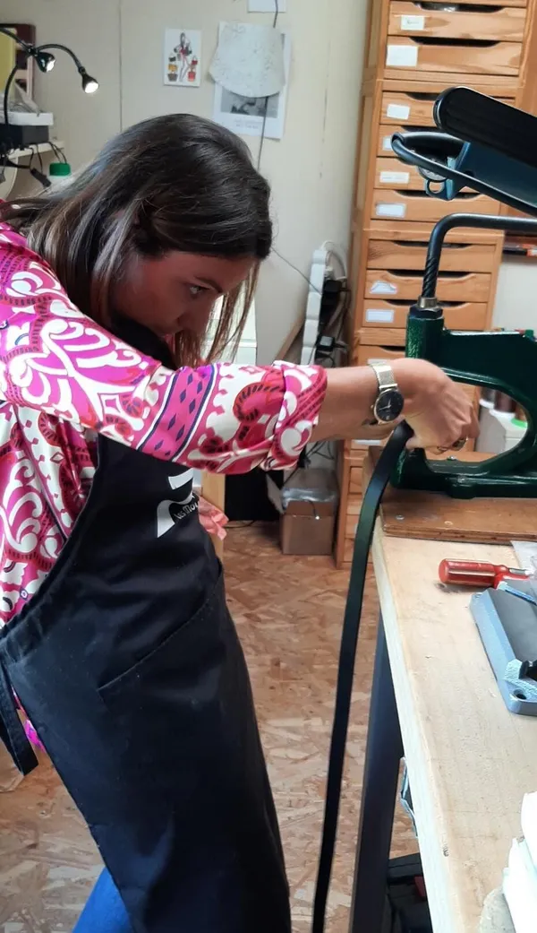 Découvrez le travail du cuir en équipe et fabriquez vos propres ceintures avec Anne - Image n°3 - Wecandoo