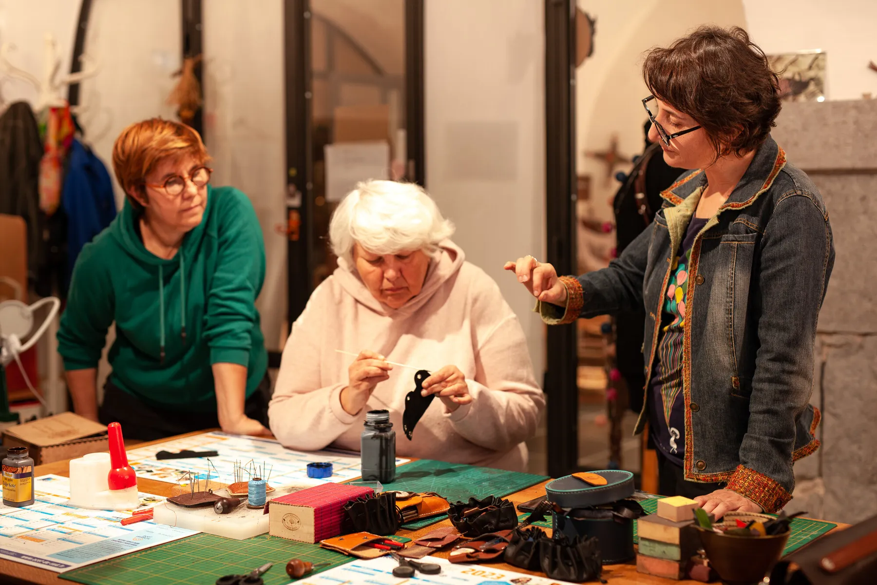 Réalisez vos boucles d'oreilles en cuir avec Maryline - Image n°2 - Wecandoo