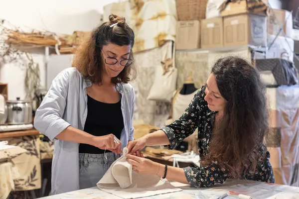 Initiez-vous à la teinture naturelle par réserve - Image n°2 - Wecandoo