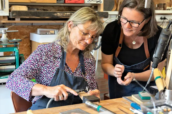 Fabriquez votre médaille martelée en argent avec Sylvie - Image n°1 - Wecandoo