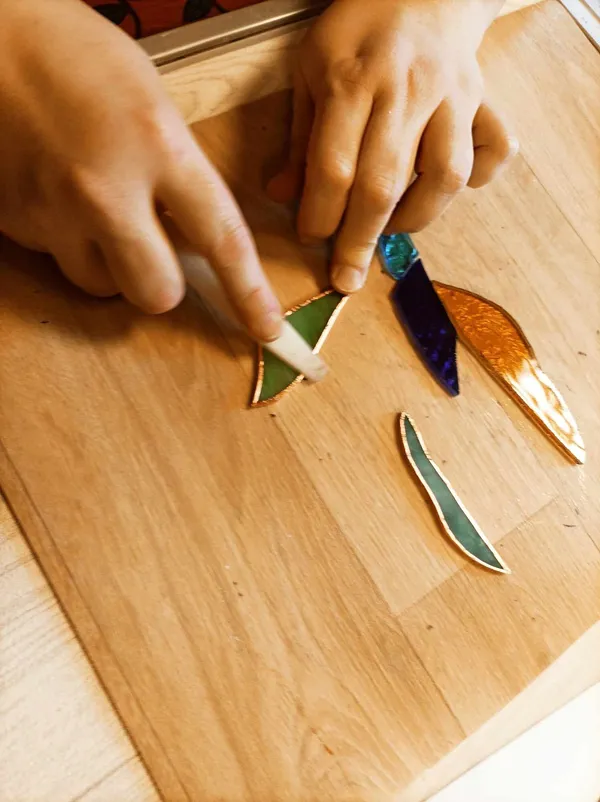 Rassemblez votre équipe et réalisez une oeuvre collective en vitrail avec Alice - Image n°2 - Wecandoo