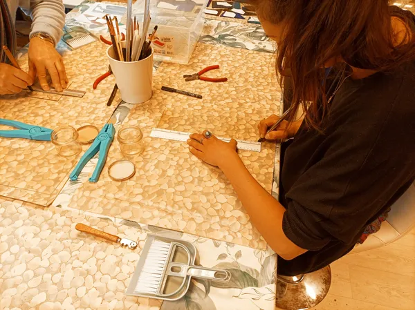 Rassemblez votre équipe et réalisez une oeuvre collective en vitrail avec Alice - Image n°3 - Wecandoo