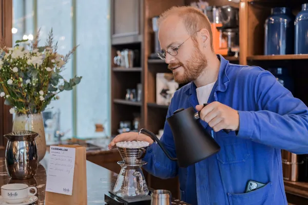 Étonnez votre équipe et découvrez le métier de barista avec Ludovic, torréfacteur et barista - Image n°2 - Wecandoo