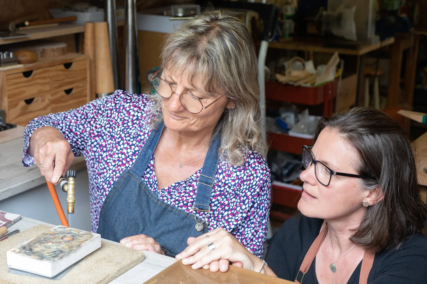 Réalisez vos boucles d'oreilles martelées en argent avec Sylvie - Afbeelding nr. 1 - Wecandoo