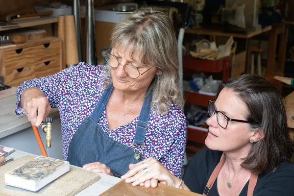 Réalisez vos boucles d'oreilles martelées en argent avec Sylvie - Image n°1 - Wecandoo