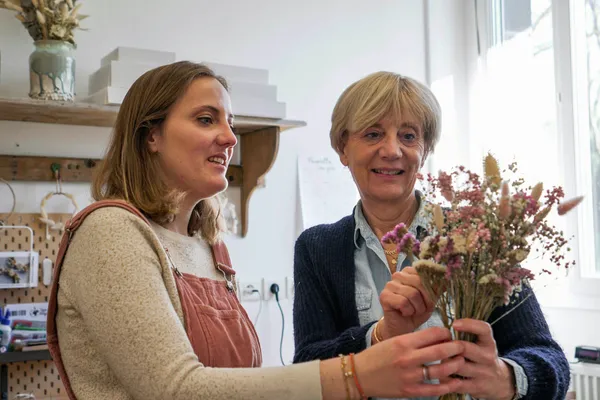 Enchantez votre équipe et découvrez l'art de la composition florale avec Clémence - Image n°2 - Wecandoo