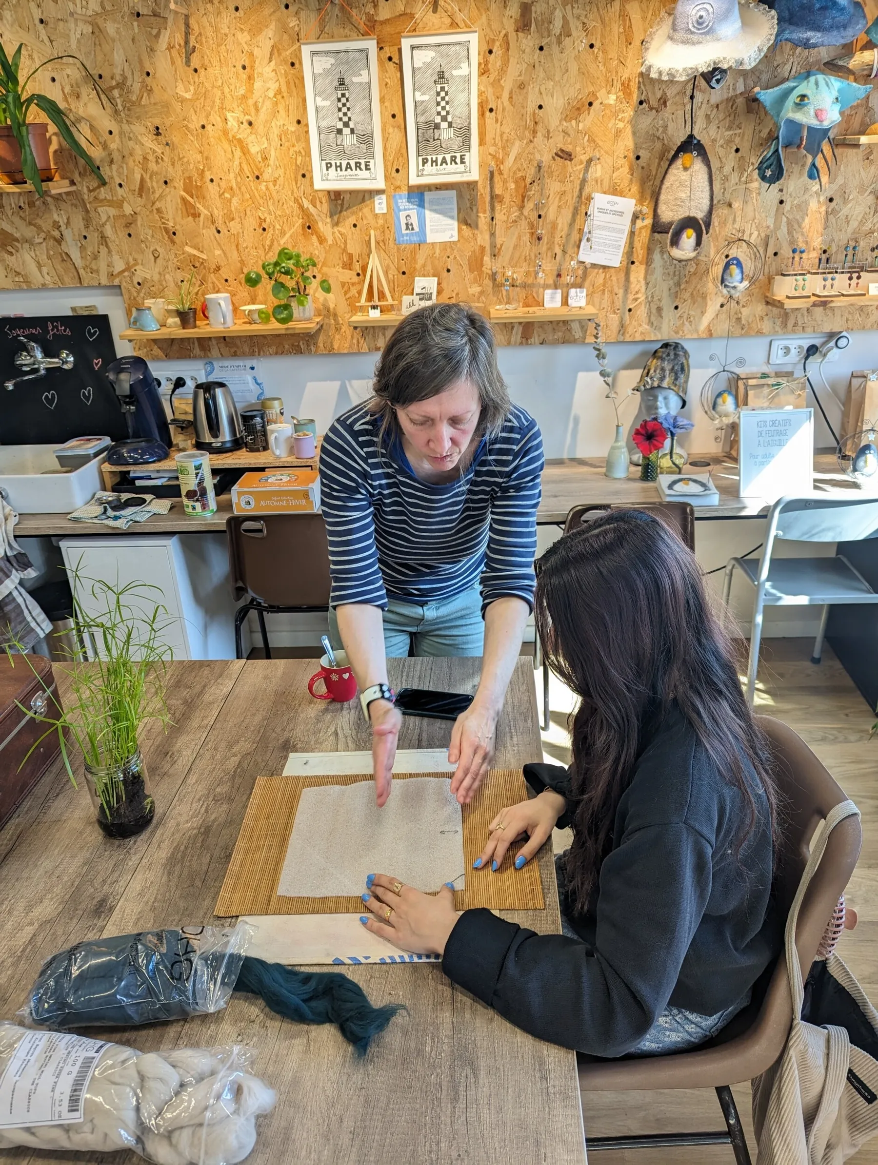 Fabriquez votre cache-pot ou pochette en feutre coloré avec Zoé - Image n°1 - Wecandoo