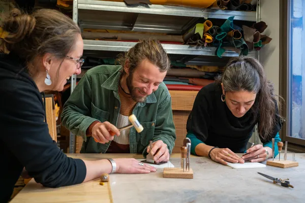 Fabriquez votre portefeuille cousu au point sellier avec Capucine - Image n°3 - Wecandoo