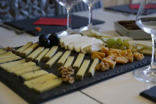 Offrez à vos collaborateurs une expérience originale et conviviale lors d'une dégustation de bières et fromages avec Charles - Image n°2 - Wecandoo