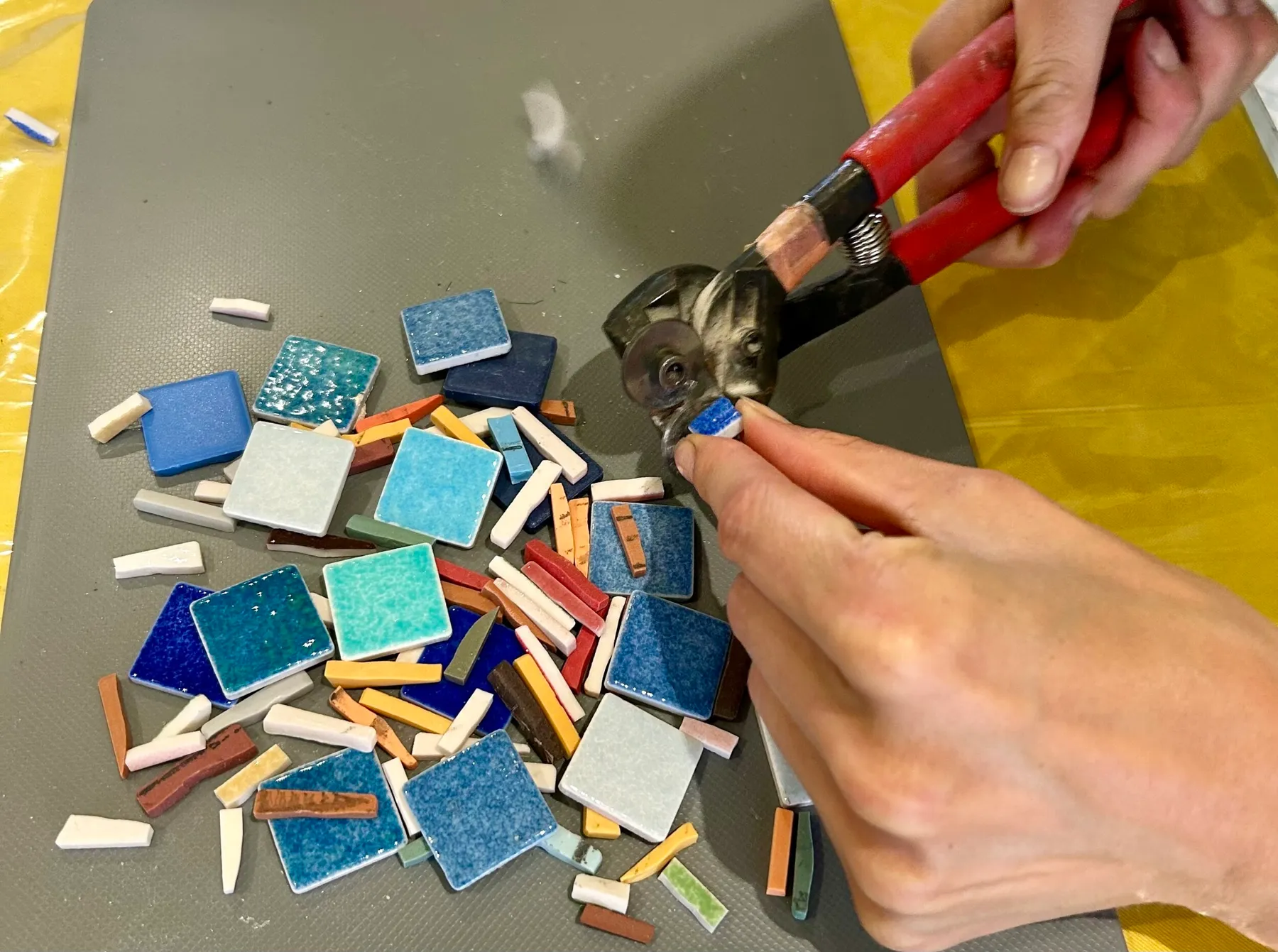 Réalisez vos quatre dessous de verre en mosaïque avec Régine - Image n°3 - Wecandoo