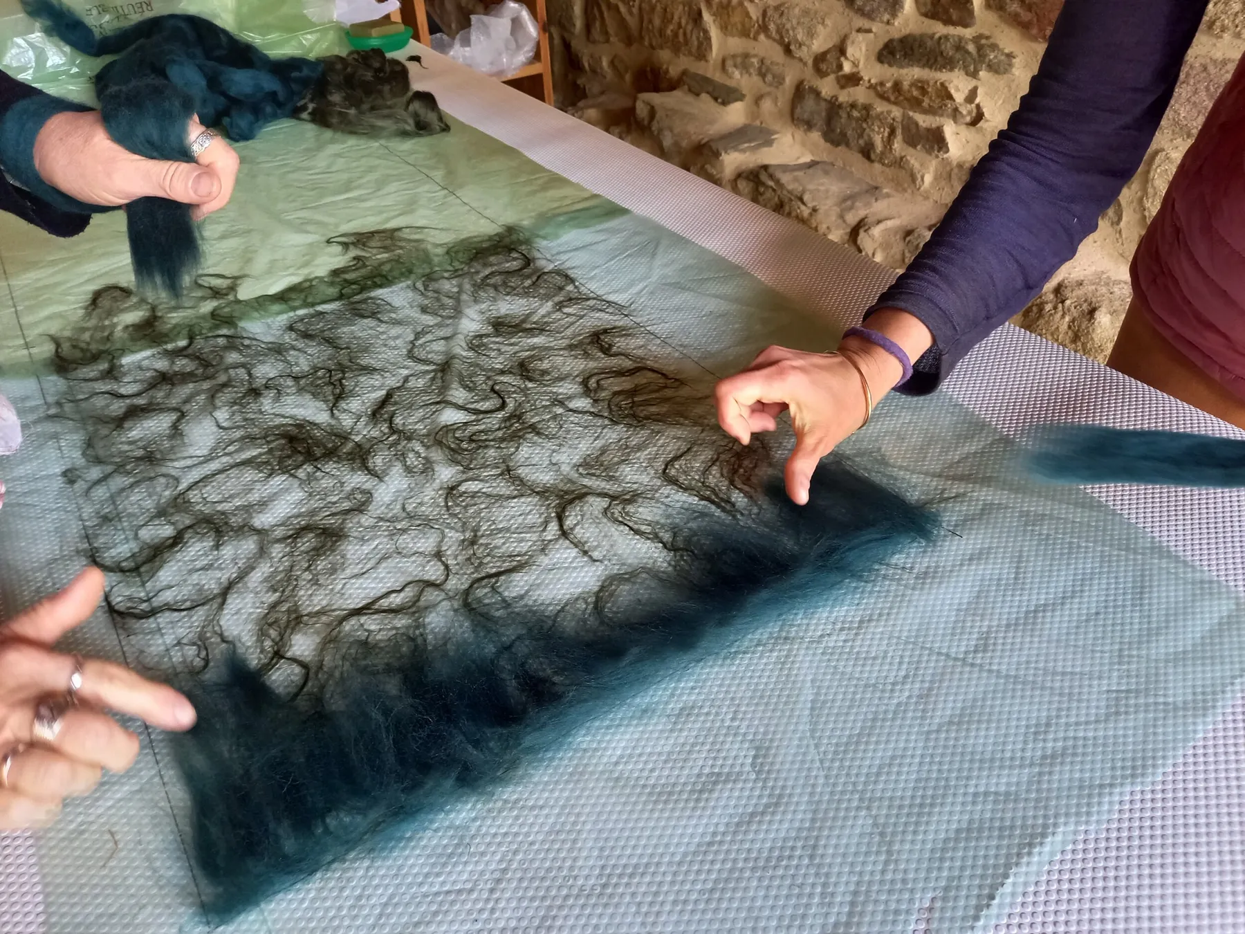 Réalisez votre écharpe en laine feutrée sur une journée avec Oléna - Image n°5 - Wecandoo