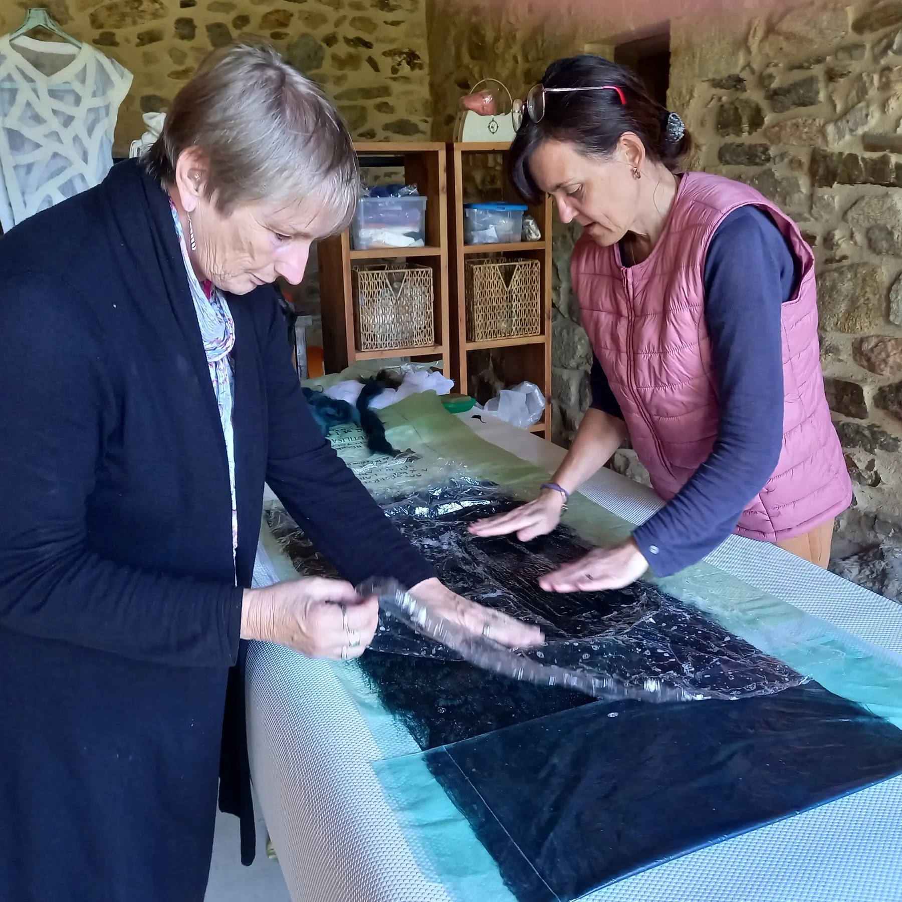 Réalisez votre écharpe en laine feutrée sur une journée avec Oléna - Image n°4 - Wecandoo