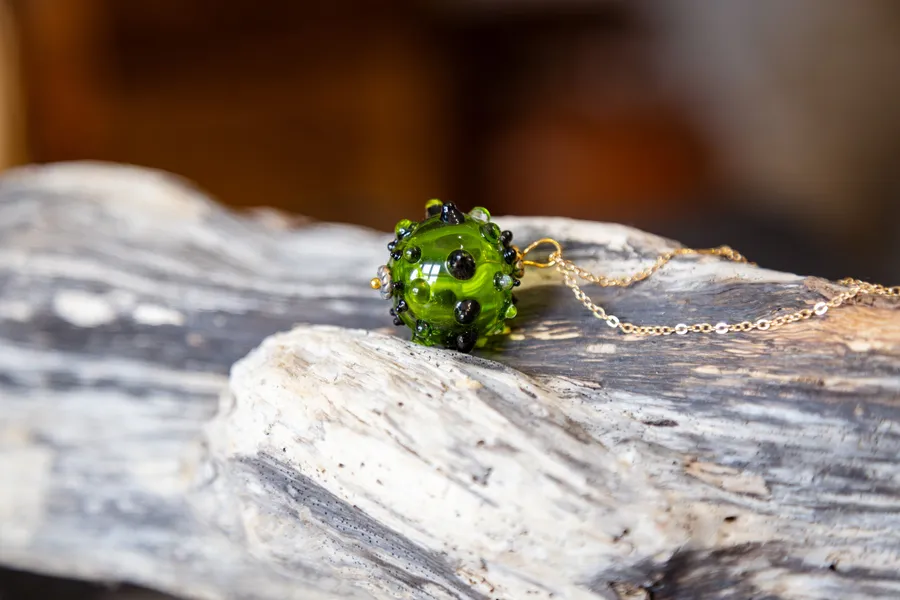 Initiez-vous au filage de verre au chalumeau en tête à tête avec Isabelle - Image n°1 - Wecandoo