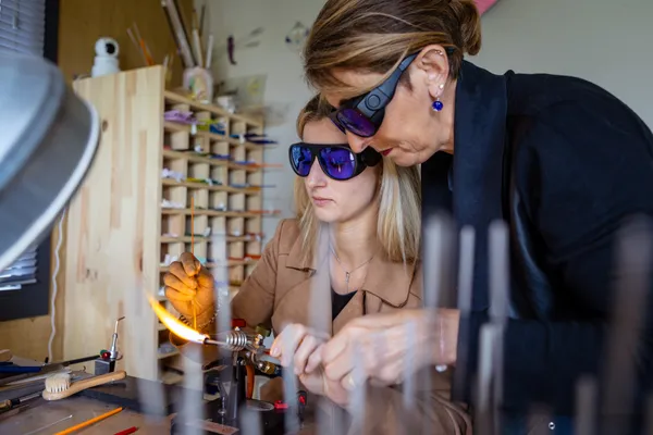 Initiez-vous au filage de verre au chalumeau en tête à tête avec Isabelle - Image n°2 - Wecandoo