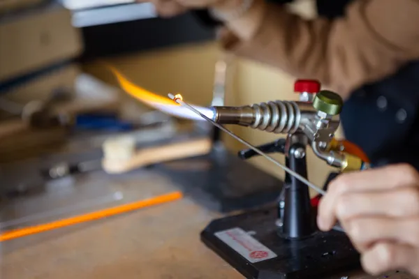 Initiez-vous au filage de verre au chalumeau en tête à tête avec Isabelle - Image n°4 - Wecandoo