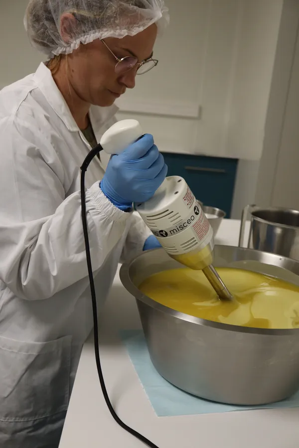 Réunissez votre équipe et réalisez vos jolis savons en huile de cameline avec Sylvie - Image n°3 - Wecandoo