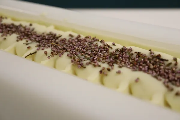 Réunissez votre équipe et réalisez vos jolis savons en huile de cameline avec Sylvie - Image n°4 - Wecandoo