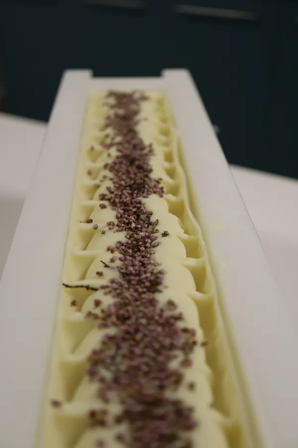 Réunissez votre équipe et réalisez vos jolis savons en huile de cameline avec Sylvie - Image n°5 - Wecandoo