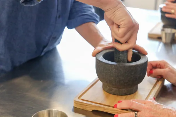 Rassemblez votre équipe et découvrez le monde des épices en cuisine avec Benoît - Image n°4 - Wecandoo