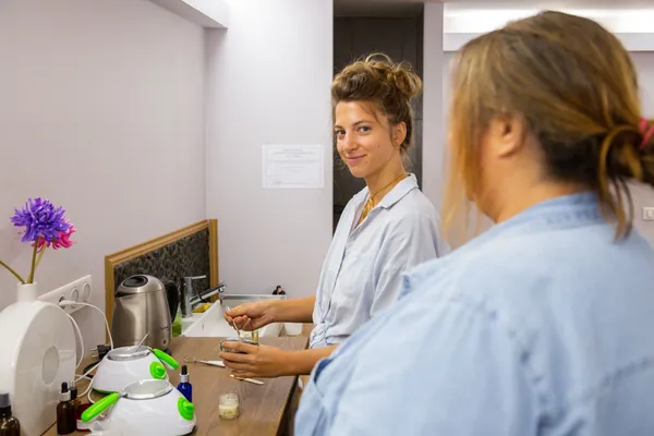 Réunissez votre équipe et créez votre routine beauté pour le visage avec Marie-Cécile - Image n°5 - Wecandoo