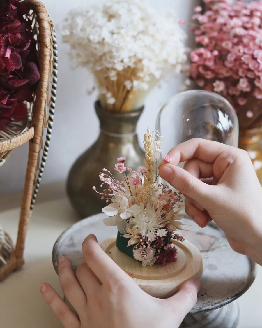 Créez votre cloche de fleurs séchées avec Mimi - Image n°1 - Wecandoo