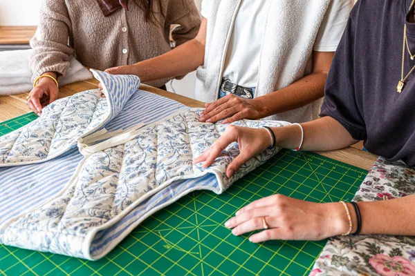 Cousez votre gilet sans manches en tissu upcyclé avec Amélie et Nicolas - Image n°2 - Wecandoo