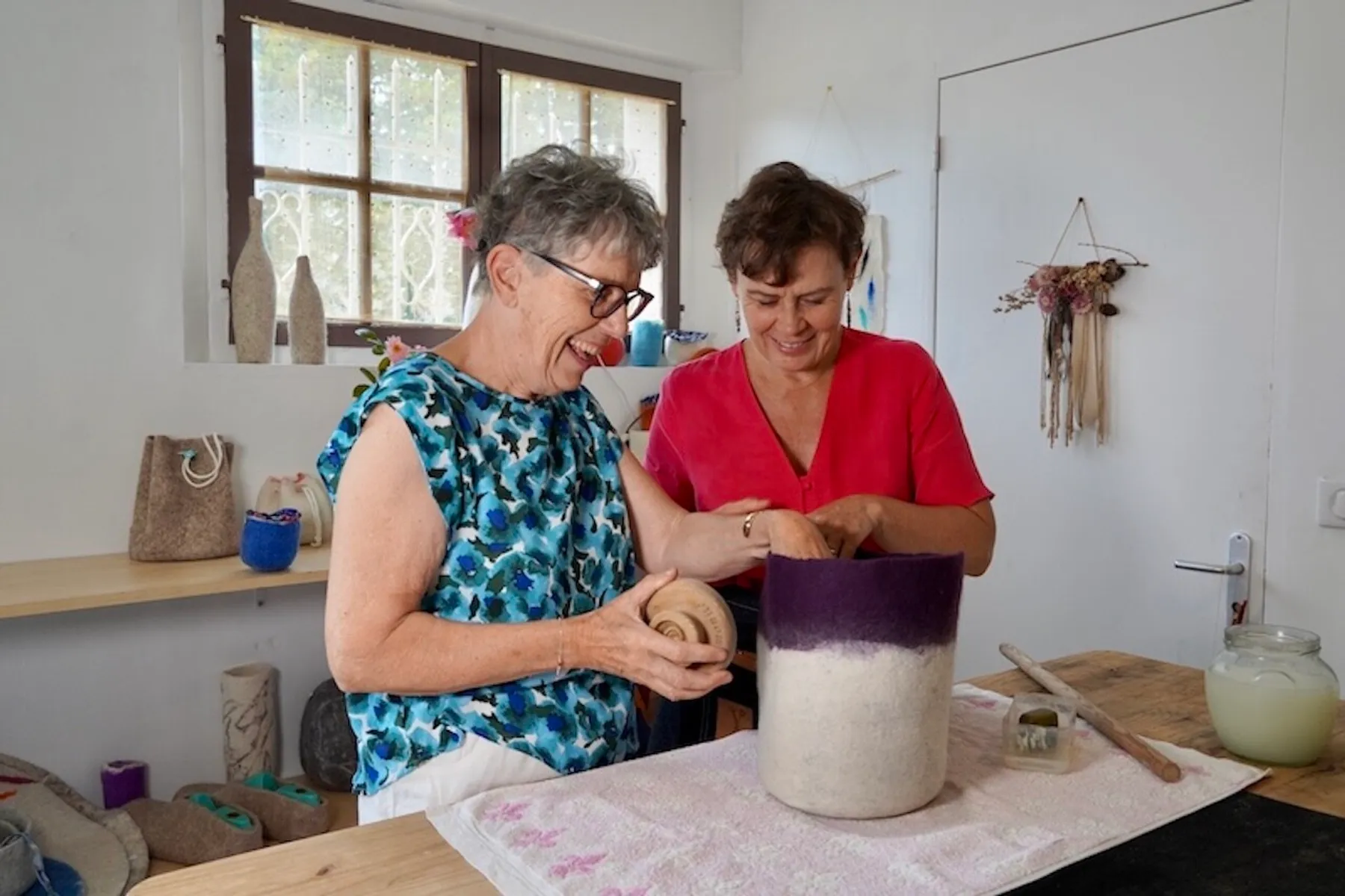 Fabriquez votre cache vase ou corbeille en laine feutrée avec Claudie - Image n°3 - Wecandoo