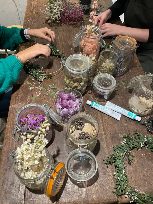 Réalisez vos couronnes de fleurs séchées en groupe - Image n°4 - Wecandoo