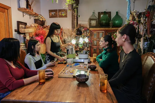 Créez votre cloche de fleurs séchées avec Kimiko - Afbeelding nr. 1 - Wecandoo