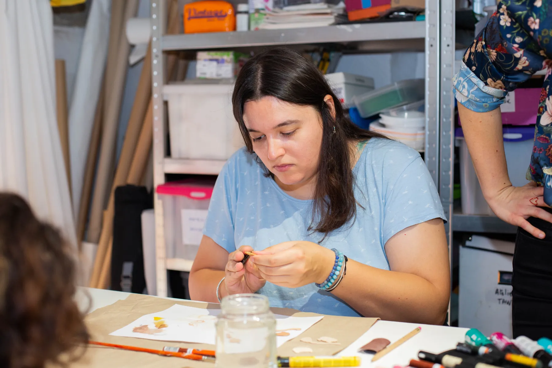 Réalisez votre bijou coloré et tendance en bois avec Virginie - Image n°2 - Wecandoo