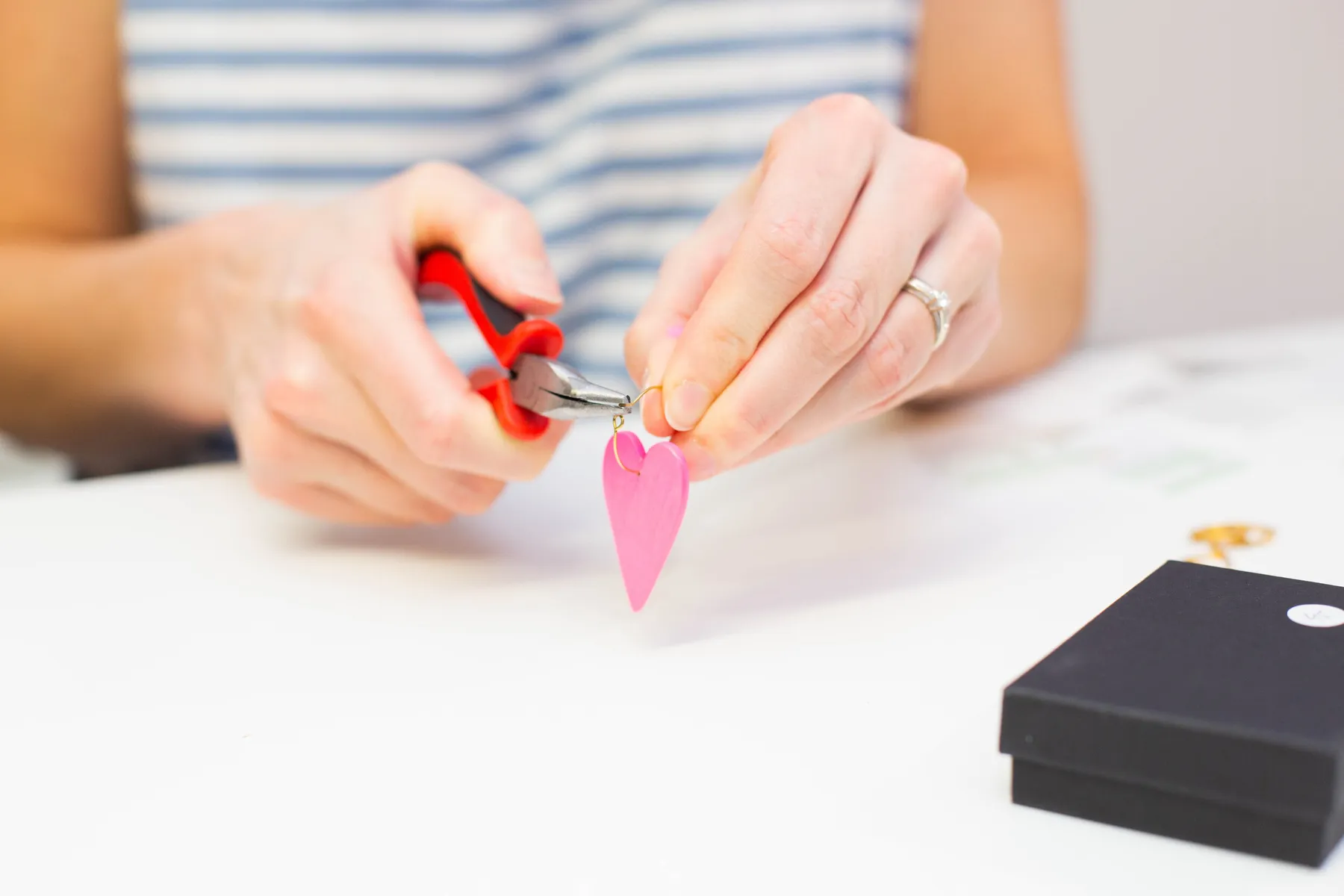 Réalisez votre bijou coloré et tendance en bois avec Virginie - Image n°4 - Wecandoo