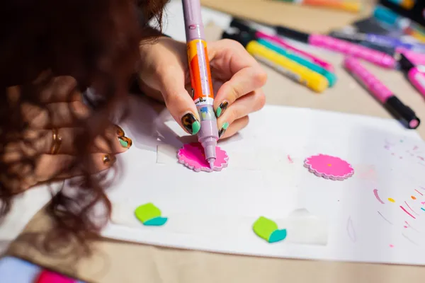 Réalisez votre bijou coloré et tendance en bois avec Virginie - Image n°4 - Wecandoo